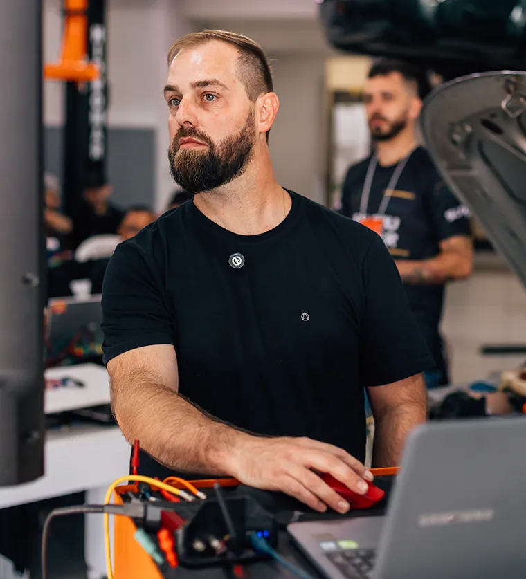 Abel Klering em treinamento de diagnóstico automotivo